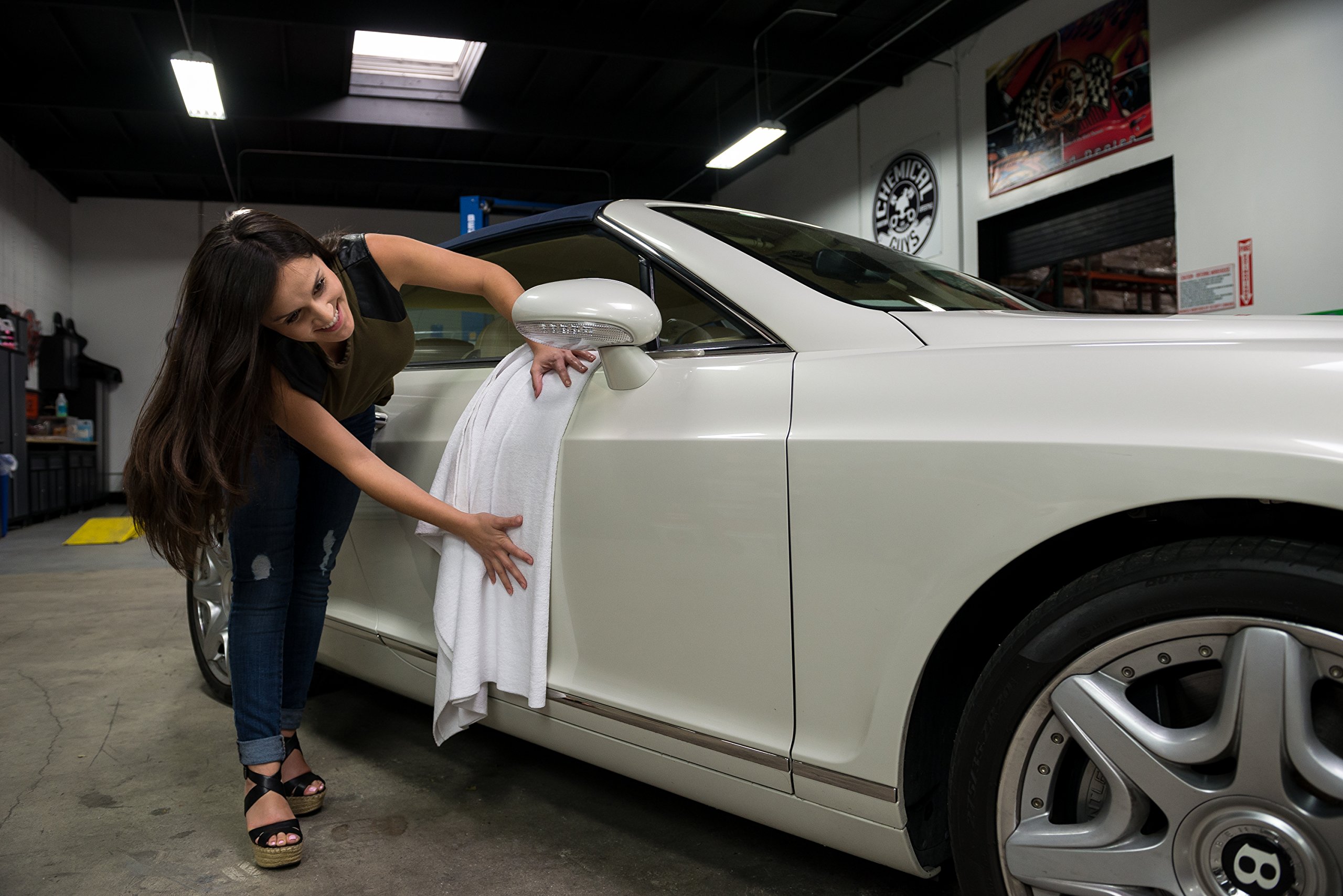 Chemical Guys MIC_807 Microfiber Towel (White 51" x 30") - Image 5